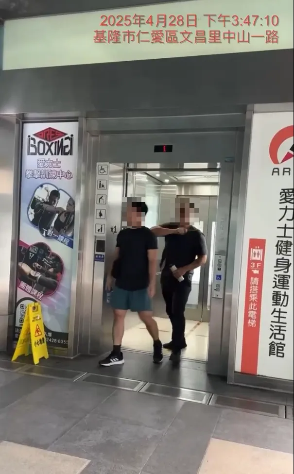 爆料人表示，班長會給「自己人」方便，讓他們可以在上班期間跑去健身房。民眾提供