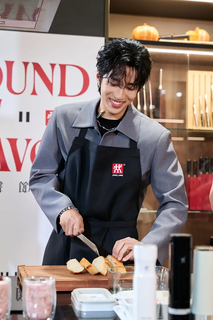 婁峻碩親自下廚。德國雙人ZWILLING提供