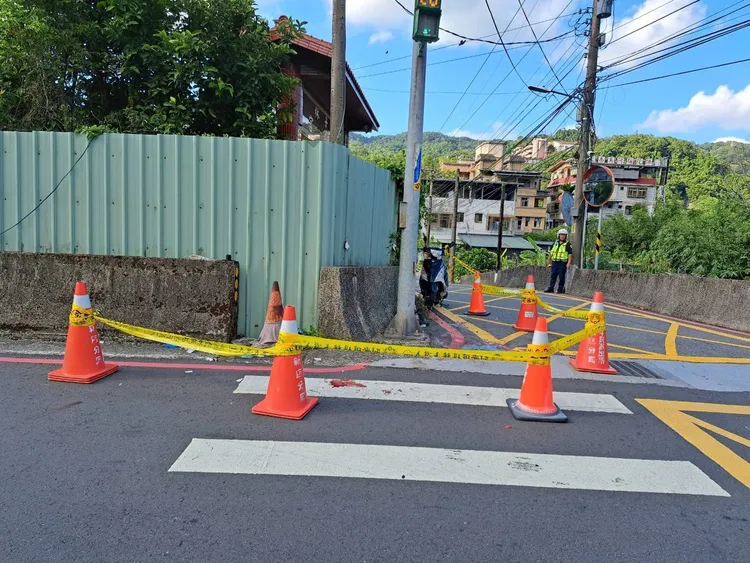 機車遭撞後，女乘客噴飛撞上燈桿，不幸重傷死亡。翻攝畫面