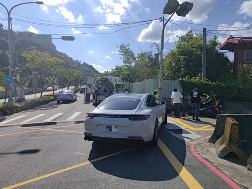 中秋連假憾事!保時捷右轉擦撞雙載機車 女乘客噴飛撞燈桿亡