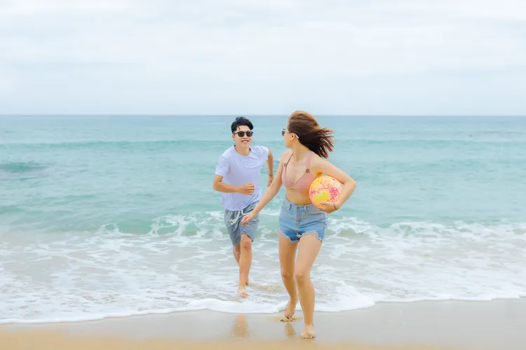 四人入住福容徠旅墾丁每人每晚僅704元，步行即可抵達熱鬧墾丁大街。業者提供