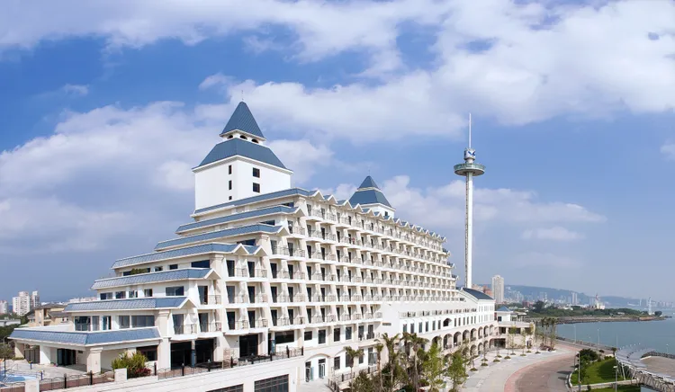 入住福容淡水漁碼店海景豪華客房，稍離市區就能輕鬆享受黃金美人湯。業者提供