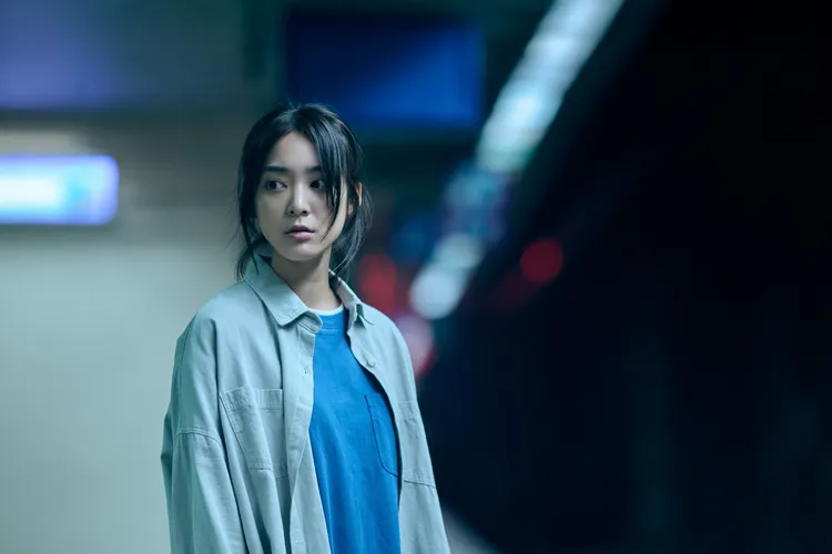 江齊戲裡拍紀錄片卻陷入詭異幻覺。Netflix提供