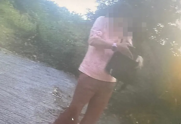 警方在偏僻山區小徑尋獲婦人。大溪警分局提供