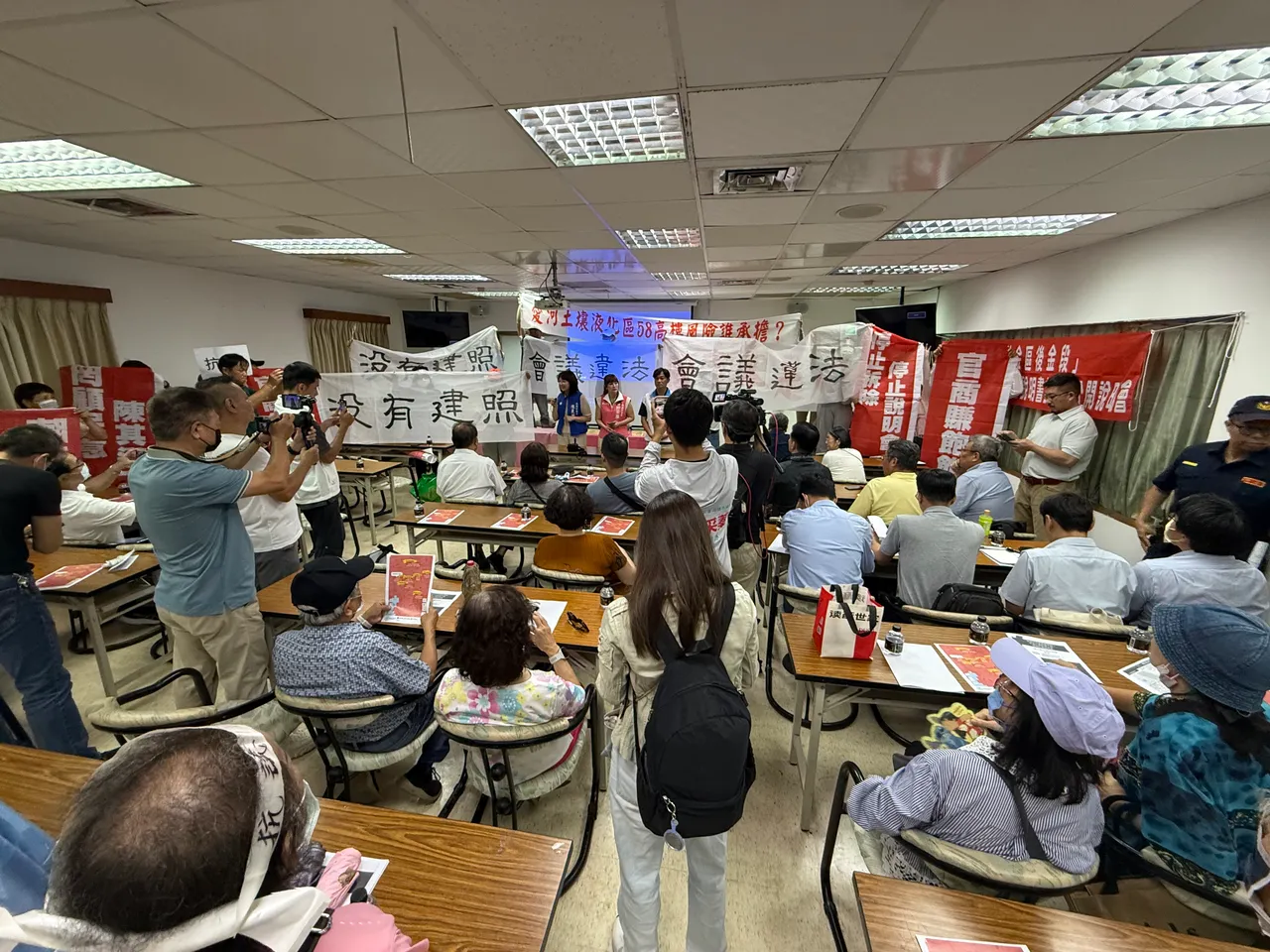 自救会在上次建商举办「动工前公开说明会」会场爆发冲突,此次大陆建设出招,直接点名冲突与周边大楼住户有关。叶家铭摄