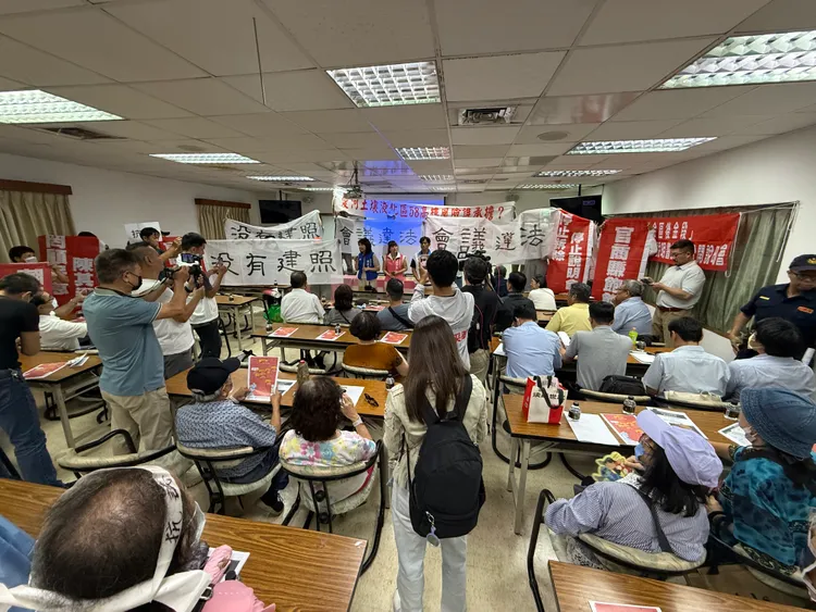 自救會在上次建商舉辦「動工前公開說明會」會場爆發衝突，此次大陸建設出招，直接點名衝突與周邊大樓住戶有關。葉家銘攝