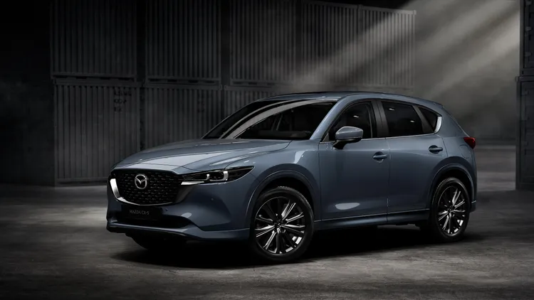 MAZDA CX-5同步推出「70期0利率」及「7年原廠保固」雙重優惠，104.9萬元起的入主門檻，可搭配汰舊換新最高10萬元減免。業者提供