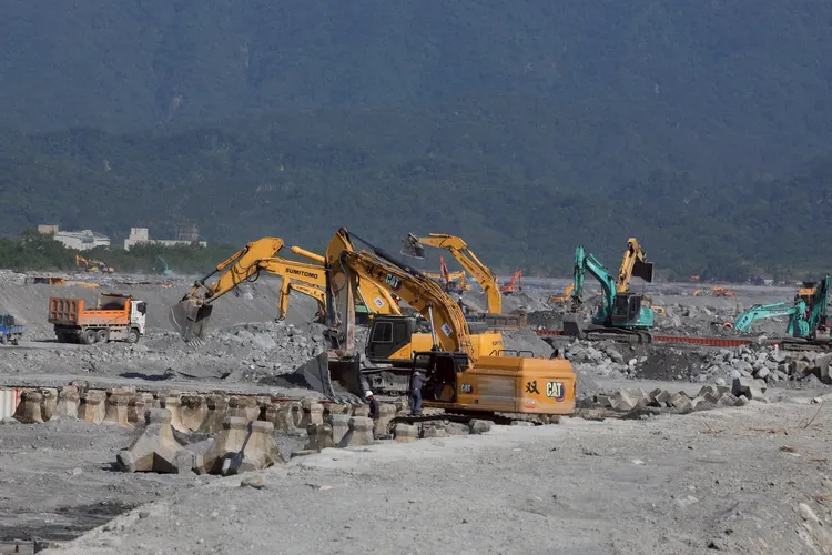 卓榮泰視察第一階段土堤構築成果。行政院提供