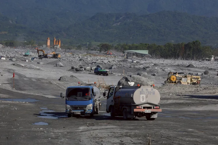 卓榮泰視察第一階段土堤構築成果。行政院提供