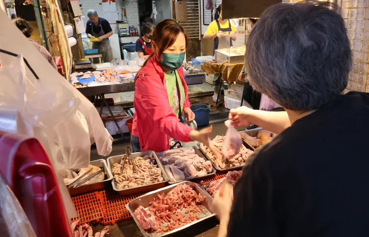 防堵非洲豬瘟期間，全國禁宰、禁運豬隻，北市多處市場豬肉攤暫停營業。莊宗達攝