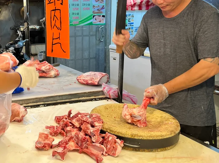 非洲猪瘟防疫措施冲击市场营运,议员提案吁北市府「免租金、给补助」,减轻摊商压力。庄宗达摄