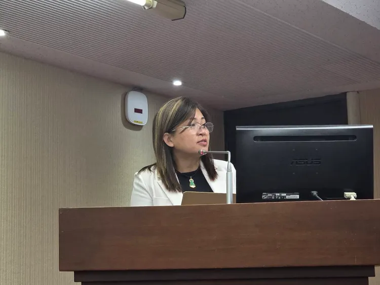 民眾黨立委麥玉珍質詢時驚吐「姊妹們幫忙災區募檳榔」。麥玉珍提供