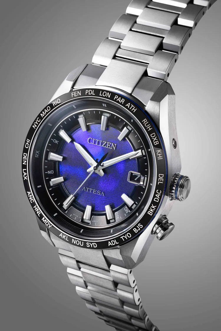 光動能電波時計腕錶CB0288-65L採用簡約三針設計，大面積展現出海藍結構色的錶盤。品牌提供