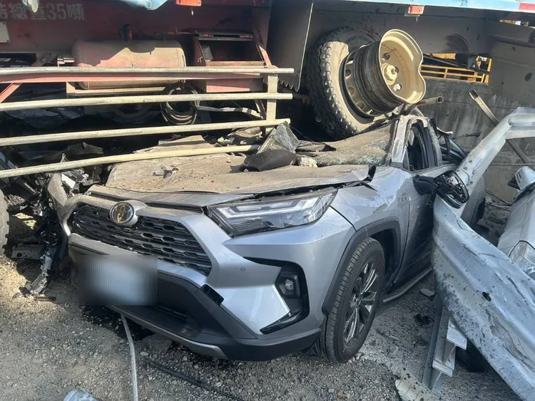 停車場內小客車直接被壓扁。翻攝畫面