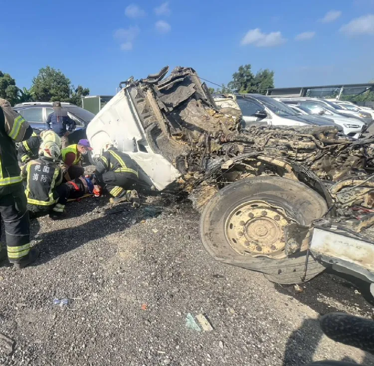 消防人員到場協助駕駛脫困。翻攝畫面