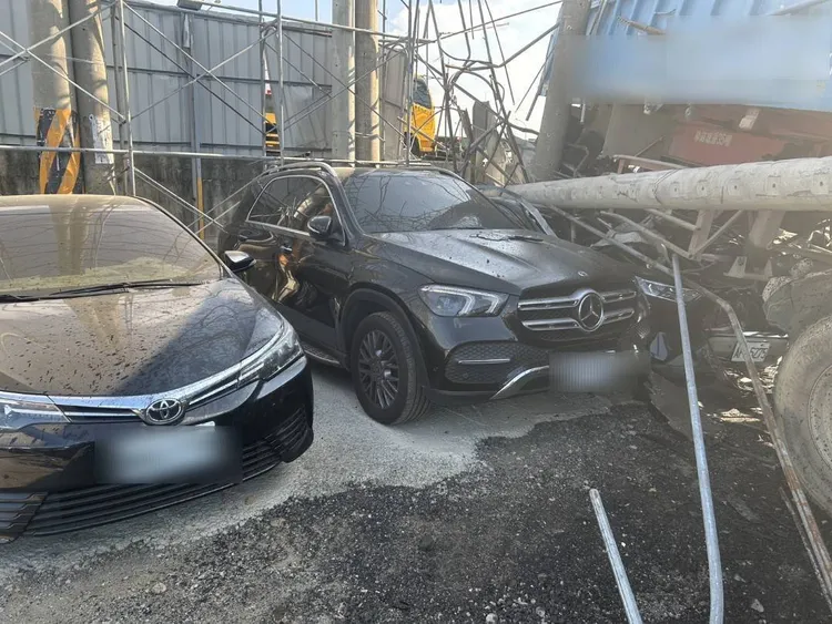 賓士車遭波及。翻攝畫面
