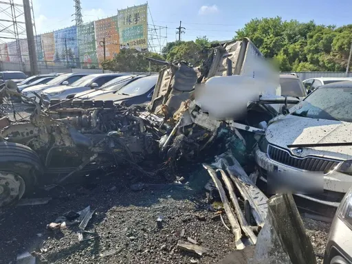 驚!大園聯結車失控衝撞停車場 多輛賓士遭殃...這台直接扁了