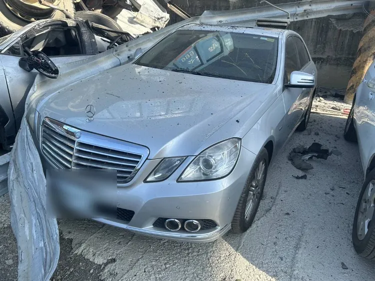 賓士車遭波及。翻攝畫面