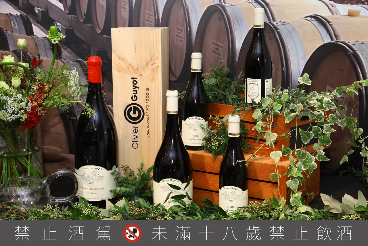 拍得整桶酒的买家可客制标签与瓶身设计,成为独一无二、带有公益意义的专属酒款。业者提供
