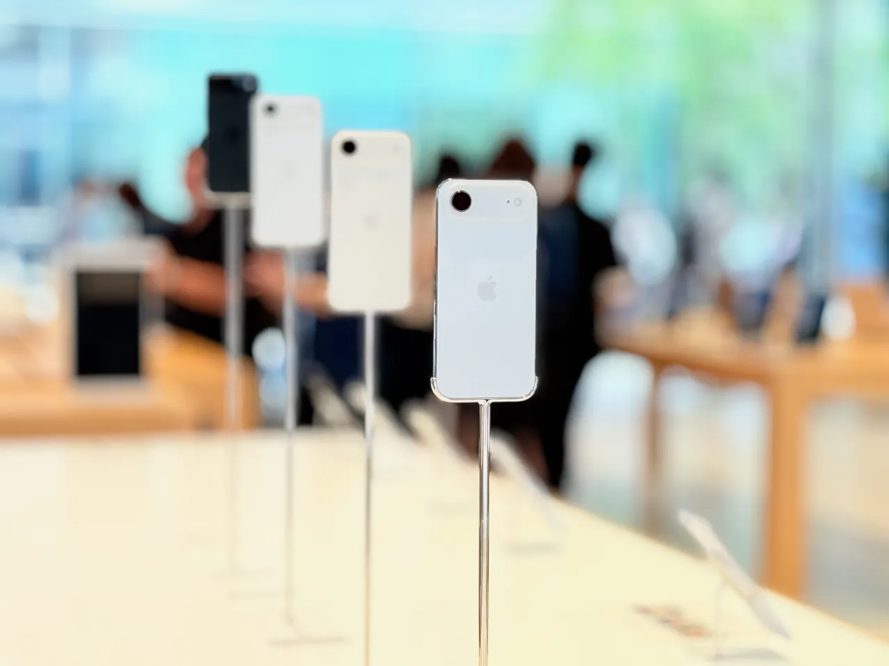 超薄新机iPhone Air则以降价策略突围,成为通信行本次换机潮黑马。赵筱文摄