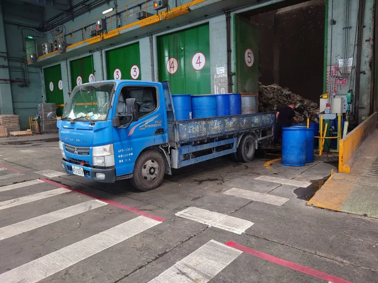 屏東縣嚴查外縣市偷倒廚餘，28日將偷盜業者移送法辦。縣府提供