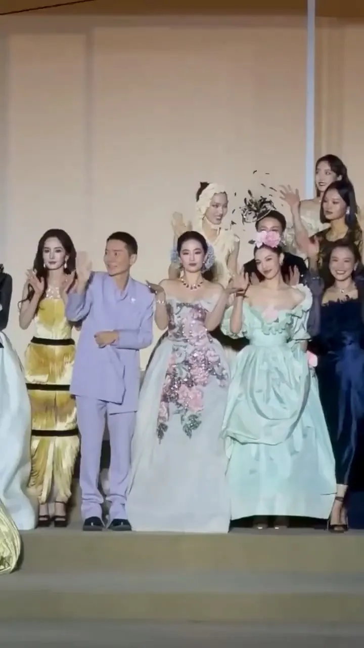 鍾楚曦（前排右二起）被指在「VOGUE中國盛典」上霸佔C位，導致劉亦菲、《VOGUE》總編、楊冪很擁擠。翻攝微博