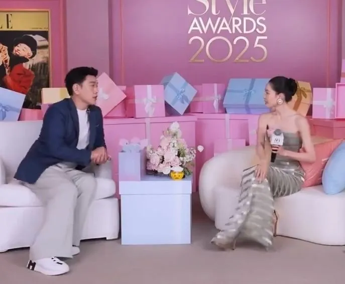 王耀慶（左）說：「想要搶…搶著給大家送上祝福了吧？」讓人聯想搶C位風波，鍾楚曦表情略顯僵硬。翻攝微博