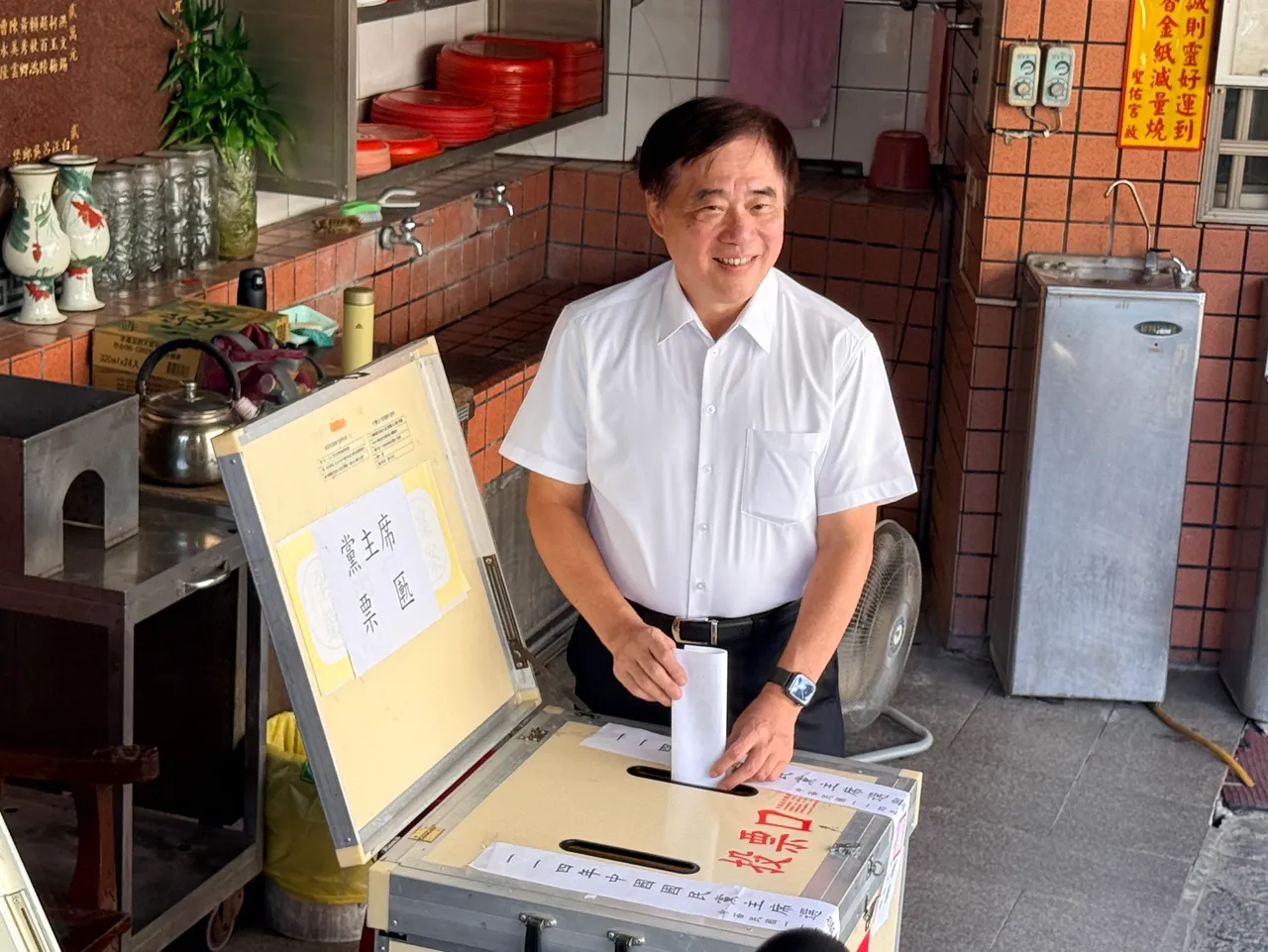 国民党主席选举18日登场,党主席候选人郝龙斌郝龙斌到北市芝山岩投票所,心情愉快的投下党主席选票,还说会从从容容准备迎接胜利。摄影中心