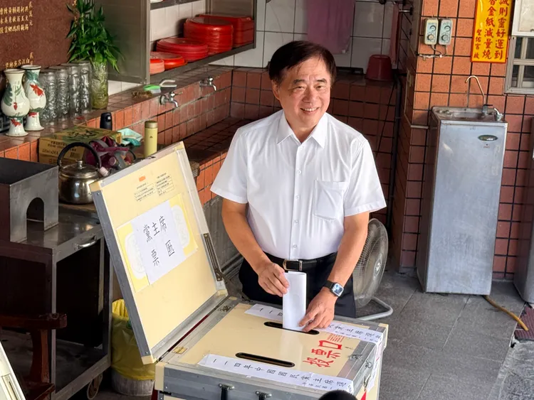 國民黨主席選舉18日登場，黨主席候選人郝龍斌郝龍斌到北市芝山巖投票所，心情愉快的投下黨主席選票，還說會從從容容準備迎接勝利。攝影中心