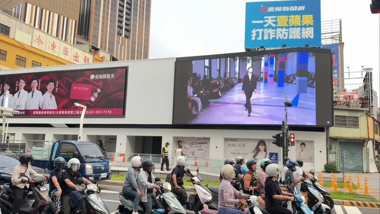 夏姿2026巴黎時裝周春夏大秀，首度在高雄直播，吸引人潮回頭觀看。娛樂中心攝