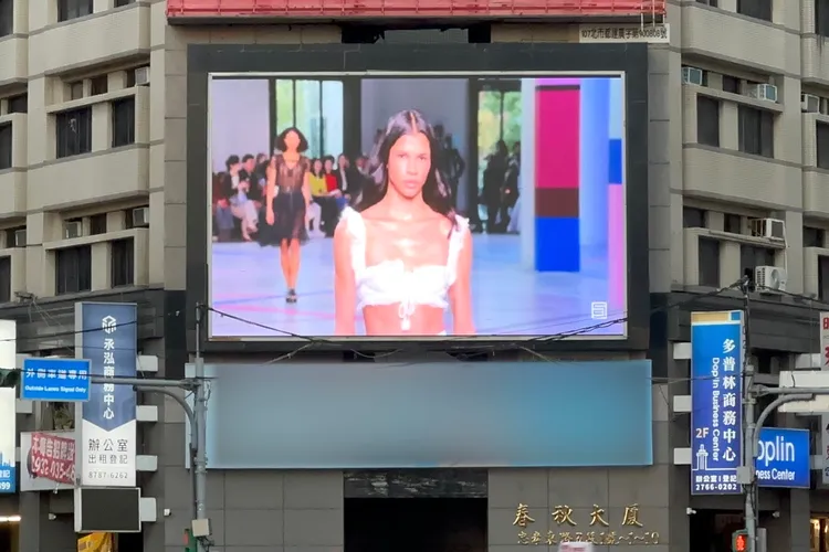 夏姿巴黎時裝周春夏大秀，在車水馬龍的市府轉運站前，吸引不少民眾目光。陳建岐攝