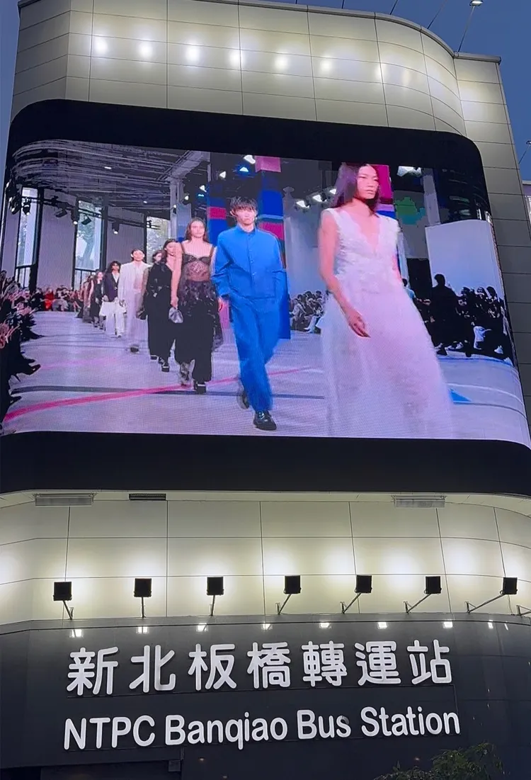 夏姿巴黎時裝周2026春夏大秀，在新北板橋轉運站直播，盛況空前。張博鈞攝