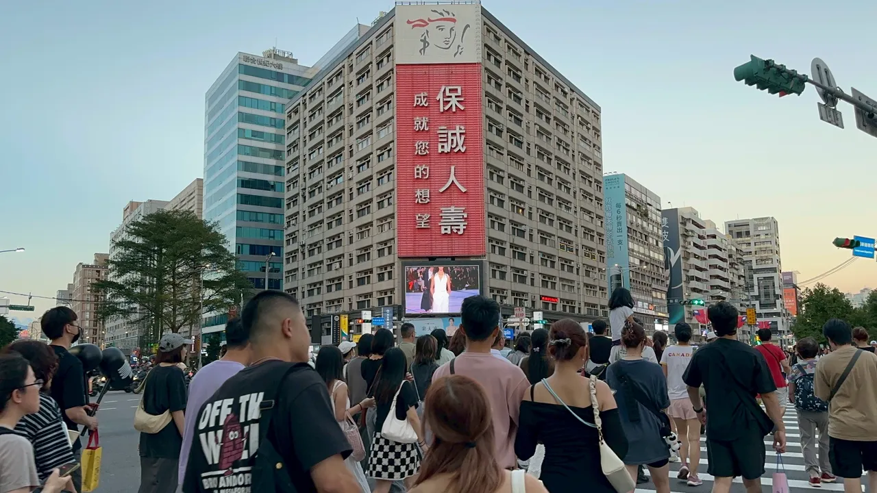 夏姿巴黎時裝周直播現場人潮眾多,不少民眾停下腳步觀看。陳建岐攝