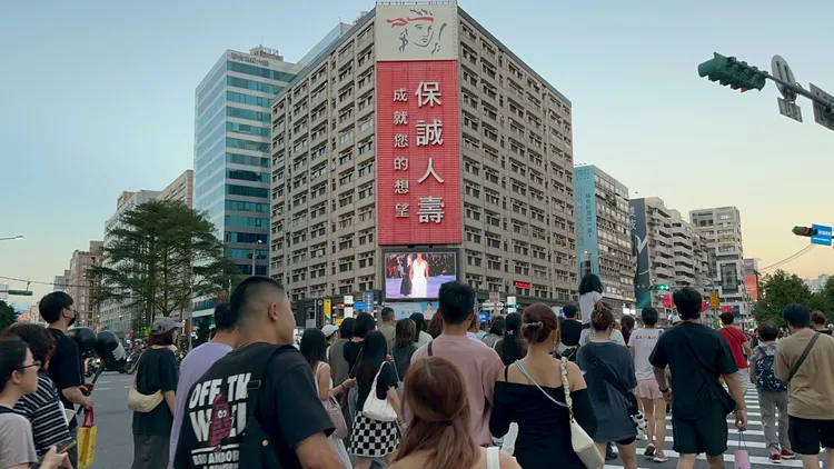 夏姿巴黎時裝周直播現場人潮眾多，不少民眾停下腳步觀看。陳建岐攝