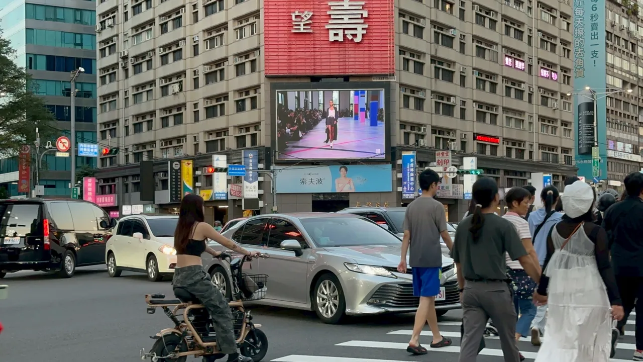 市府轉運站前電視牆下人車合一,締造空前夏姿2026巴黎大秀景象。陳建岐攝
