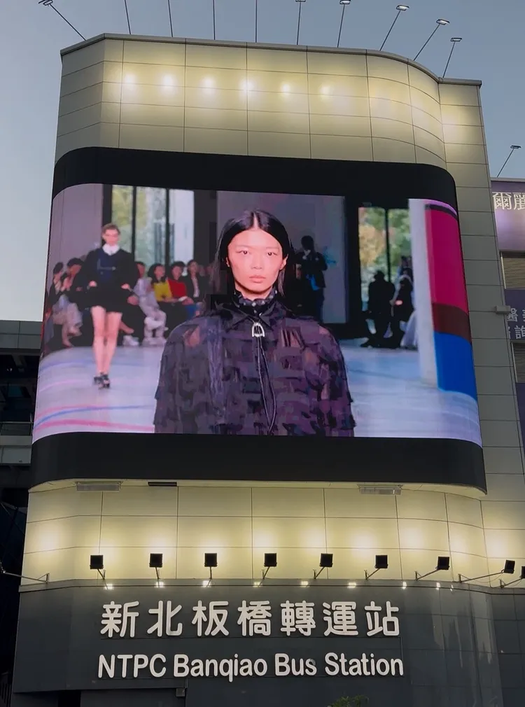 夏姿巴黎時裝周在新北板橋轉運站1600吋超大螢幕直播。張博鈞攝