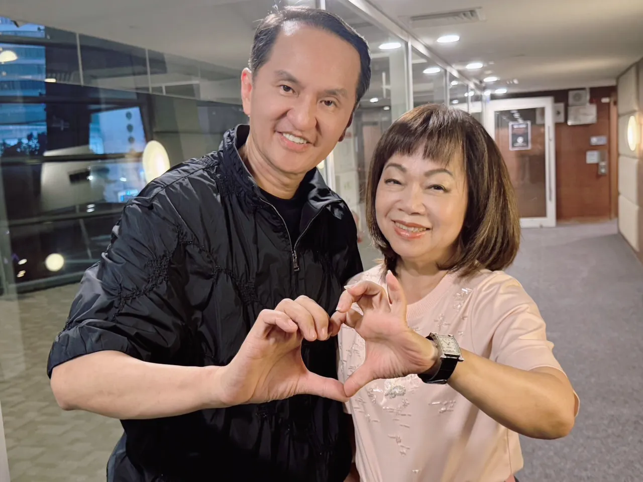 常董(左)曾穿夏姿與設計師王陳彩霞一起看江蕙演唱會。娛樂中心攝