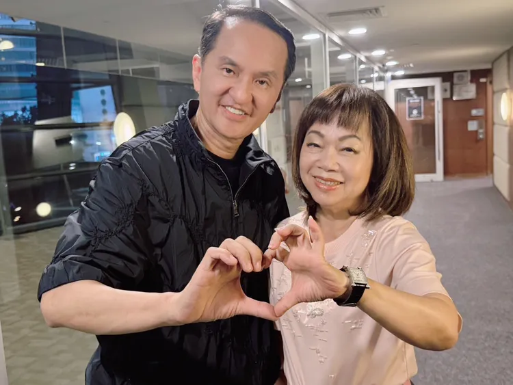 常董（左）曾穿夏姿與設計師王陳彩霞一起看江蕙演唱會。娛樂中心攝