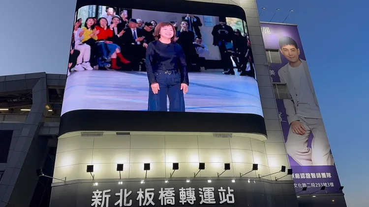 夏姿設計總監王陳彩霞在巴黎時裝周春夏大秀鞠躬致謝。張博鈞攝