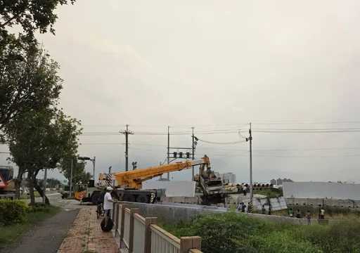 台積電嘉義廠區再出事!砂石車衝破圍籬 工人上廁所被撞受傷