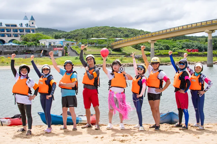 新北银发实境节目《高年级超进化》在新北社会局YouTube频道开播，首播集挑战独木舟与SUP立桨，阿公阿嬷化身水上战士，颠覆你想像。社会局提供