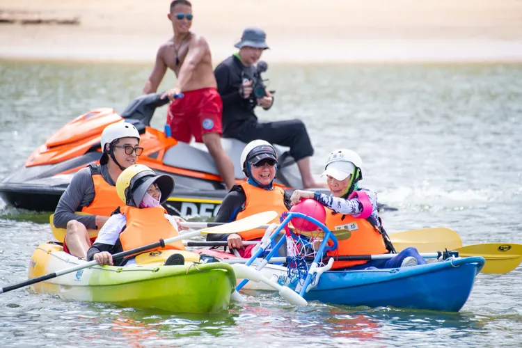 新北「高年級生」玩起獨木舟，拚勁十足，體力更勝年輕人。社會局提供
