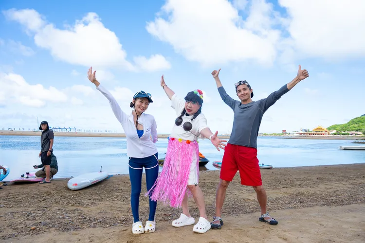 新北銀髮實境節目《高年級超進化》，由董至成「董月花」擔任主持人，王少偉及林莎擔任第一集節目嘉賓。社會局提供