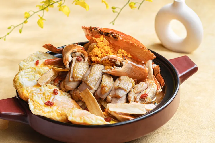 台北寒舍艾美酒店「寒舍食譜」餐廳，即日起推出「金秋蟹宴」秋蟹料理，七道經典粵式料理每道5280元起+10%。台北寒舍艾美酒店提供