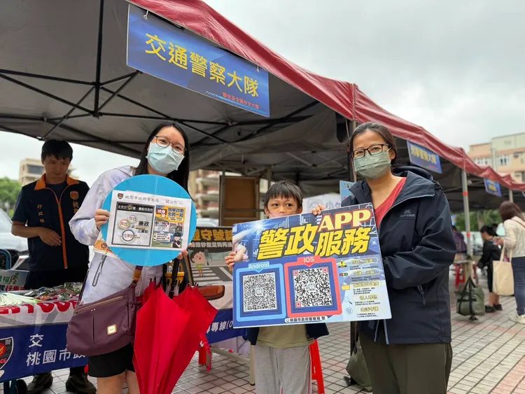 桃警於「全國聯合盃作文大賽」活動現場設攤宣導。警方提供