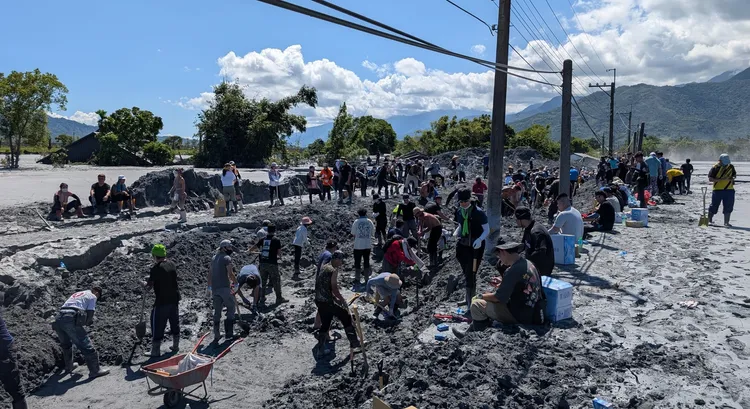 網友分享到佛祖街附近挖掘的場景。翻攝PTT