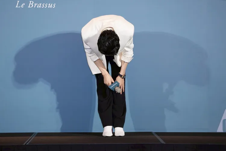 李洙赫招牌90度鞠躬。彭欣偉攝