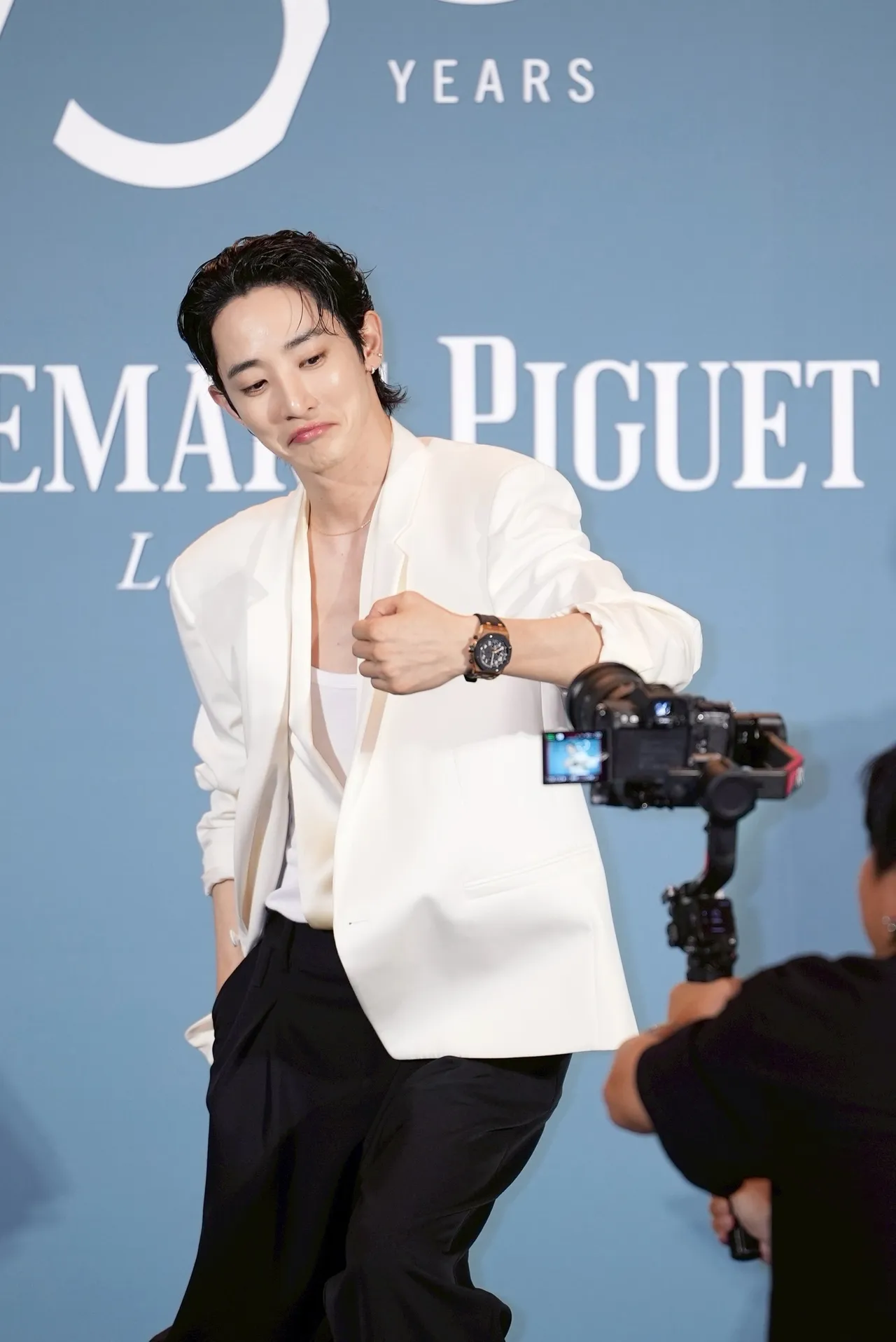 李洙赫对著摄影机炫表。彭欣伟摄