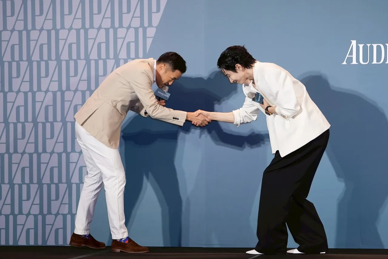 李洙赫(右)和主持人握手致意。彭欣伟摄