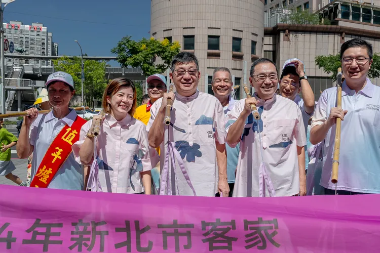 义民祭青春踩街炸翻板桥　千人挑担奉饭、金曲歌手压轴开唱